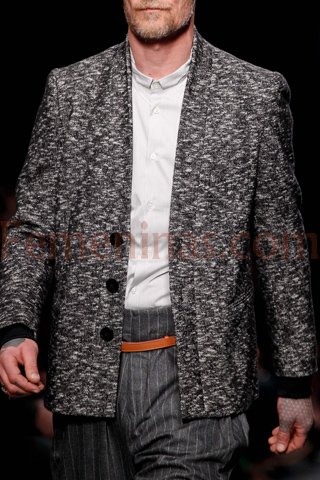Saco masculino en gris melange pantalon a rayas y cinturon color suela